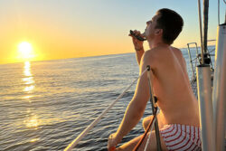 Shaving man on boat | © Clara Weimer