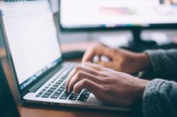 Firmennews im Dashboard einstellen  | Foto by Glenn Carstens Peters